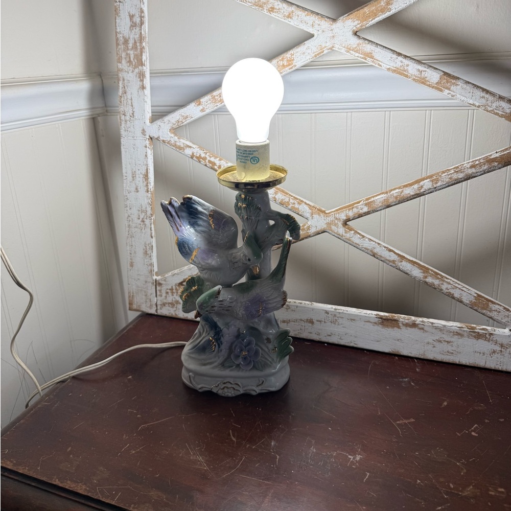 Elegant Vintage Ceramic Bird Lamp with Gold Accents - Picture 3 of 8